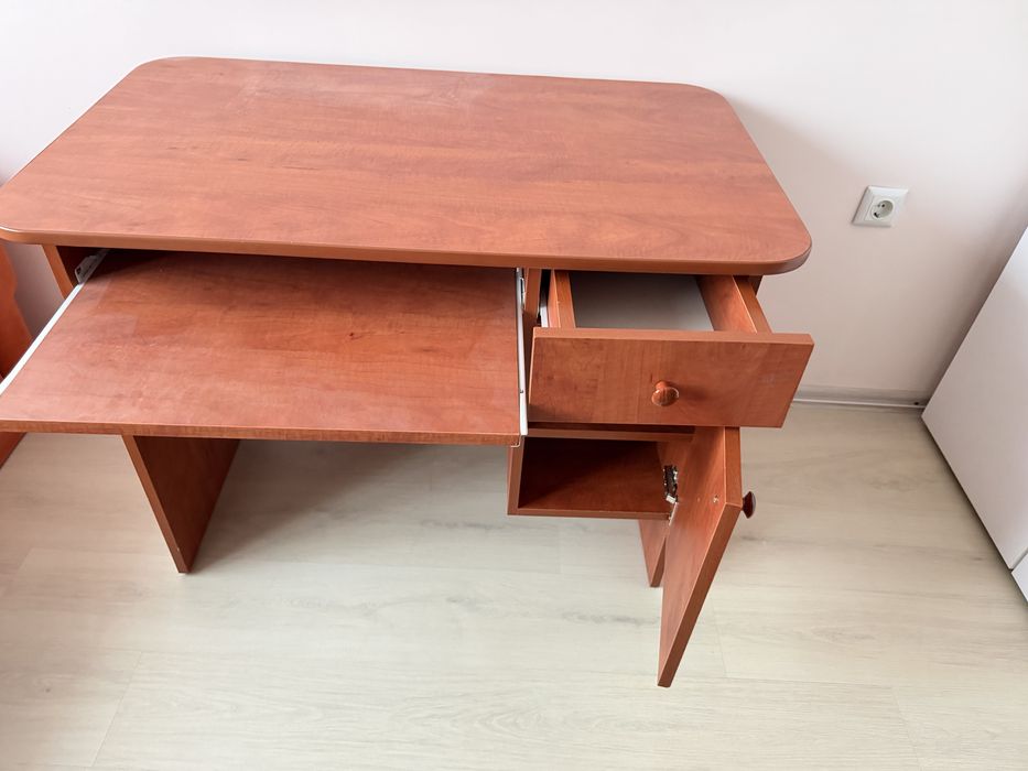 Масивно ученическо бюро ( подарък офис стол)