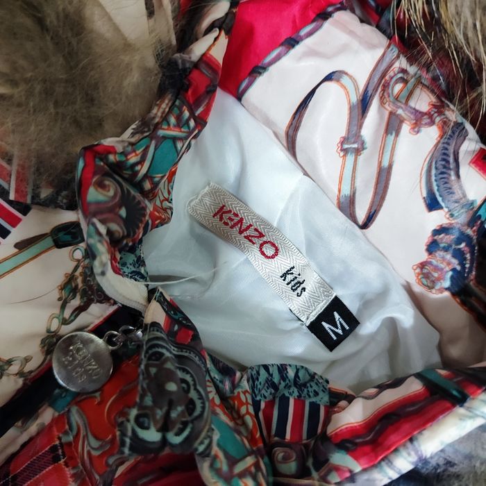 Теплый фирменный комбинезон.