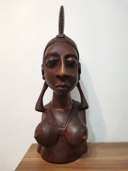 Statuetă din lemn bust femeie