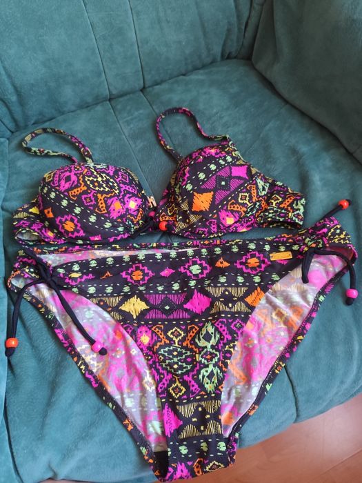 Vând costume de baie