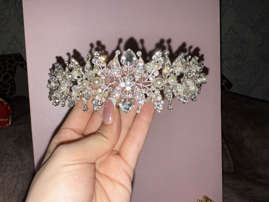 Роскошные платья и головные уборы — почти новые!