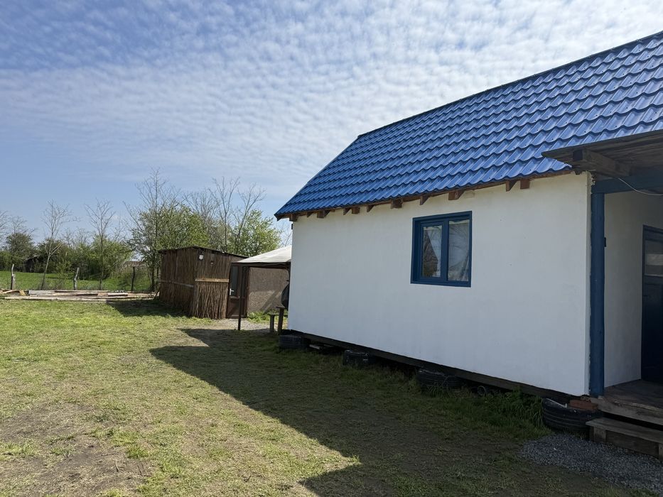 Vand teren cu o casă și o căbănuță