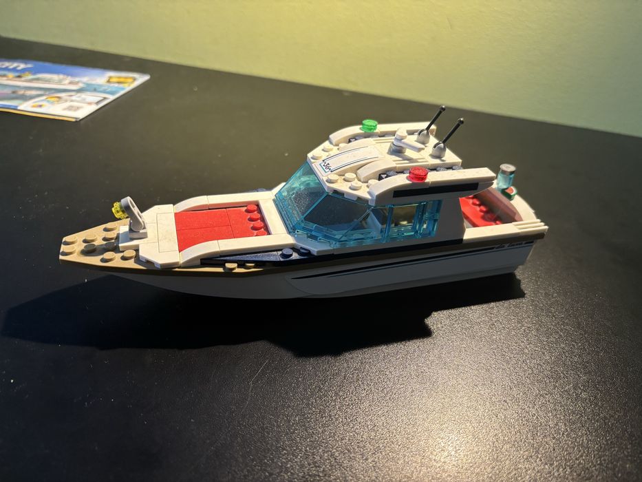 LEGO City 60221- Iahtul de lux