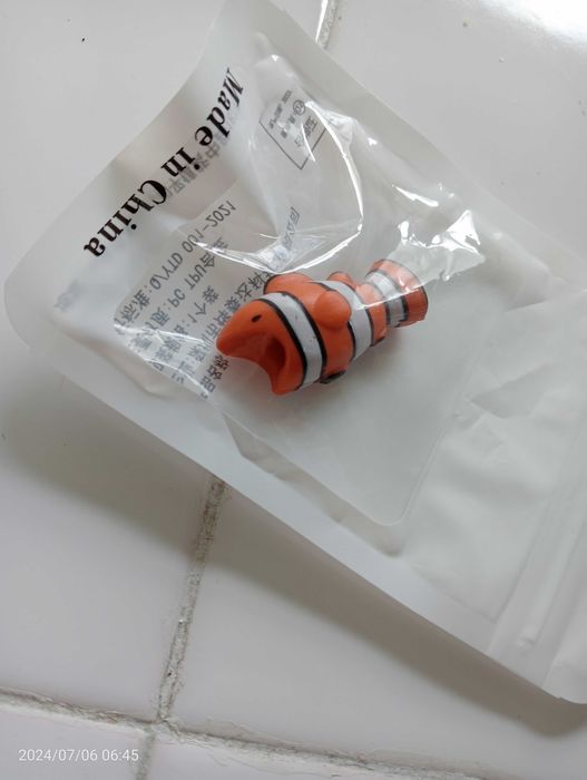 фиксатор для провода на зарядке