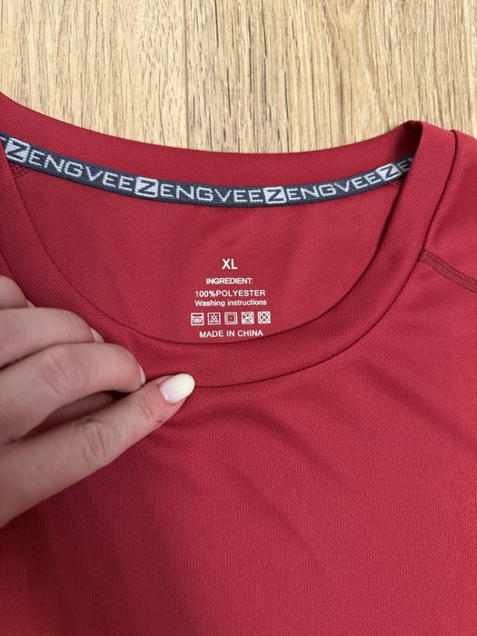 Tricou sport roșu cu inserții negre, mărime XL