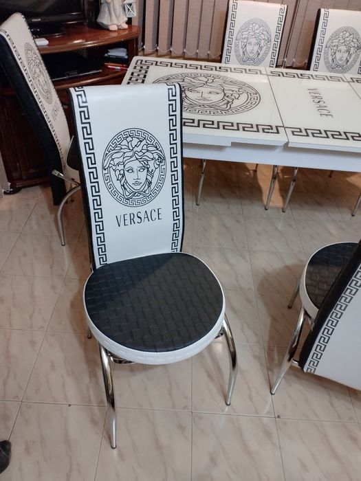 Продавам разтегателна трапезна  маса VERSACE  комплект с 6 стола