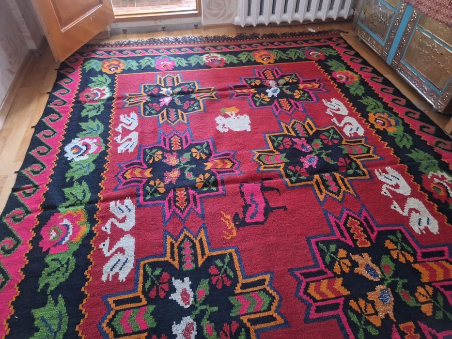 Қолдың тақыр кілемі сатылады.