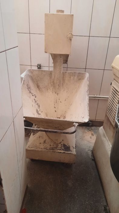 Cuptor, 2 x malaxor, cernator , feliator brutarie