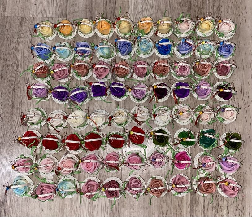 Lot 50 de martisoare in cosulete