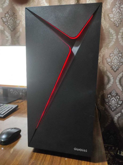 Компьютер с монитором и сабвуфером.