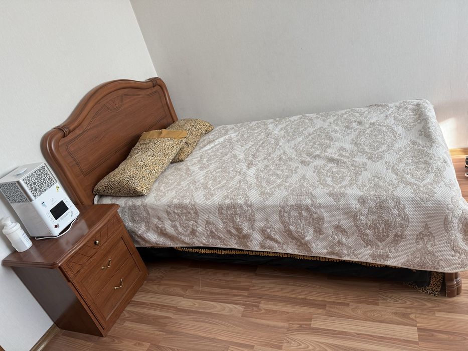 Продам кровать с очень хорошим матрацем