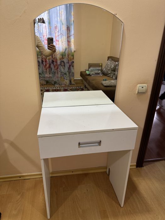 Трюмо с зеркалом