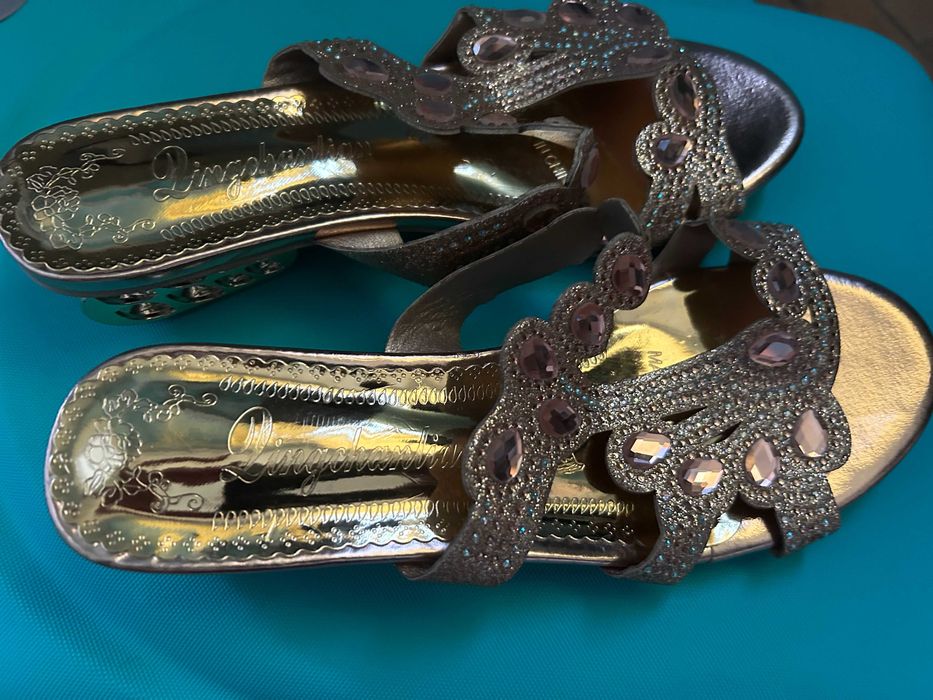 Лачени чехли - златисти с камъни