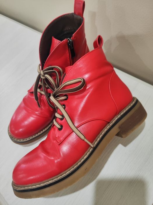 Красные ботинки б/у