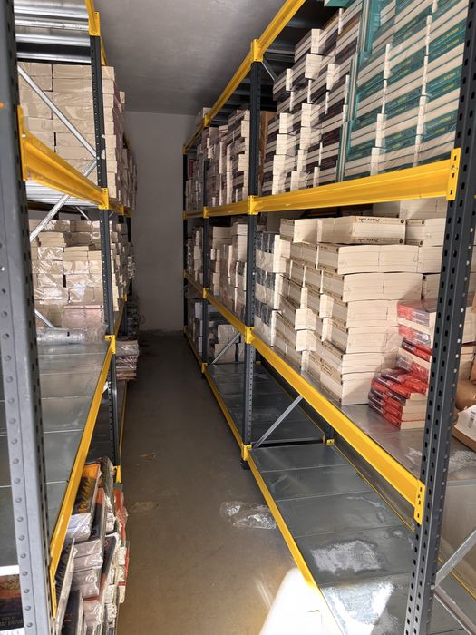 Rafturi metalice cu polite de greutate