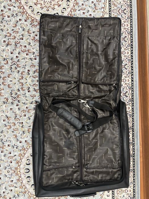 Коженый чехол для одежды