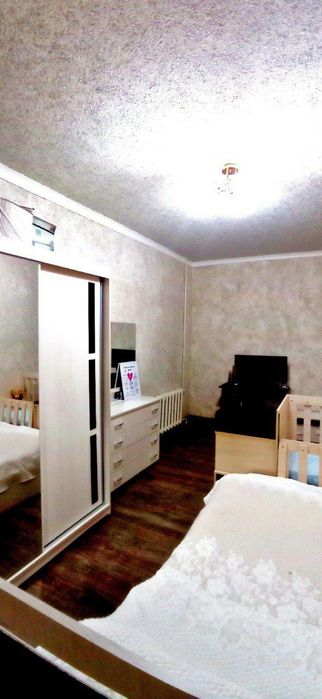 Qiz Xarkovda jinsiy aloqa uchun kvartira ijaraga oladi.