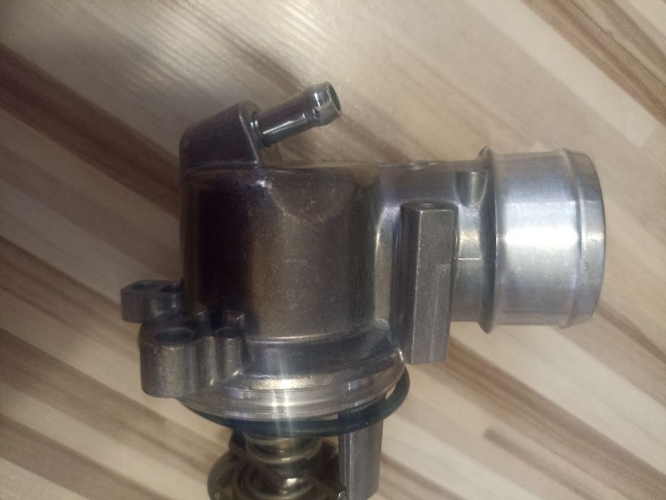 Термостат за w140 s600 m120 двигател нов.