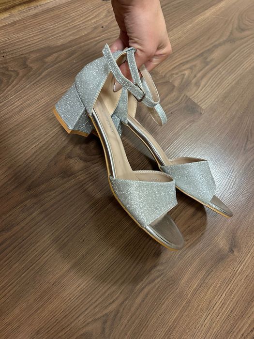 Сребристи сандали на среден ток, размер 39