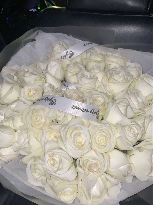 белые розы свежие