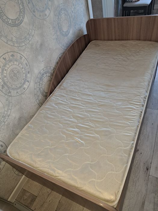 Продам детскую кровать с матрасом