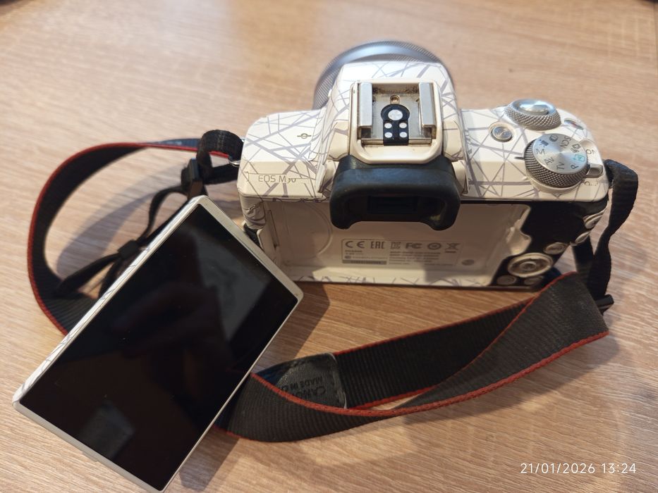 Бял Canon EOS M50 Mark I