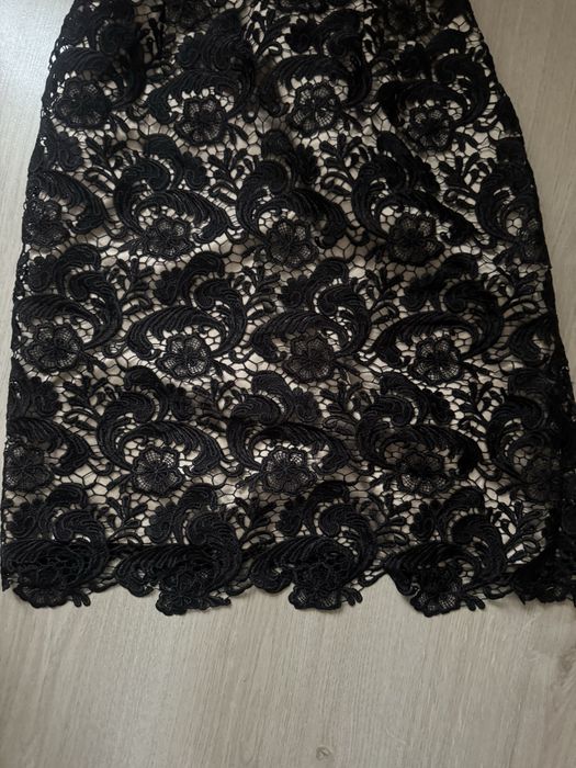 Елегантна черна дантелена рокля