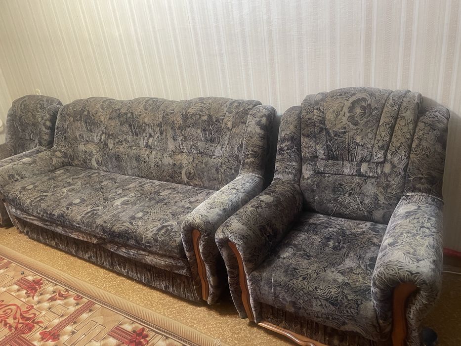 продам диван с креслами .