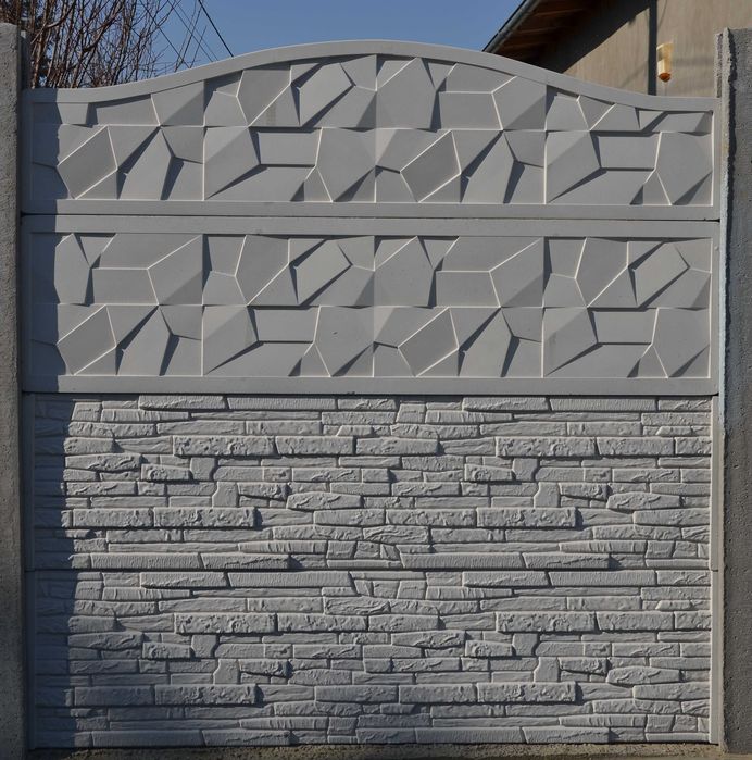 Gard din beton cu tot cu stalpi.