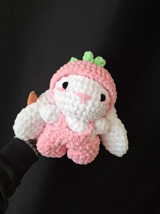 Ръчно изплетена играчка Ягодка Зайка