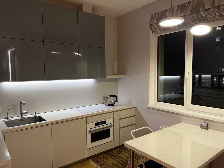 Дава се под наем Тристаен апартамент в София, Център - 90 кв.м за 586.5 € - Снимка #2