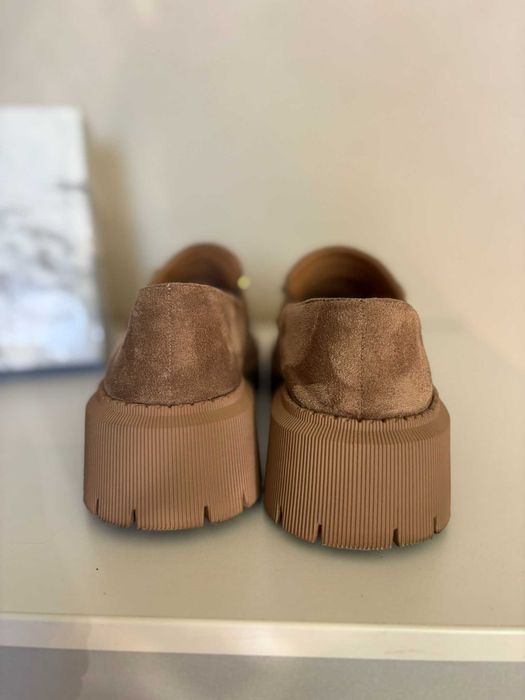 Елегантни дамски обувки тип лоуфъри BELLAMICA - кафяв велур с кристали