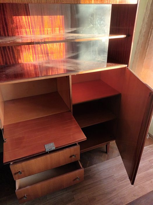 Vitrină  cu dulap și sertare