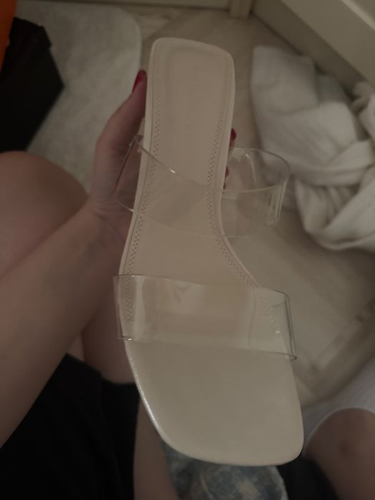 Босоножки на каблуке