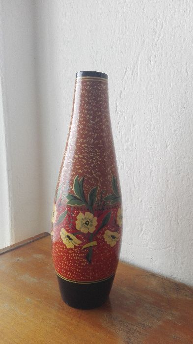 Керамична ваза, стари книги и марки