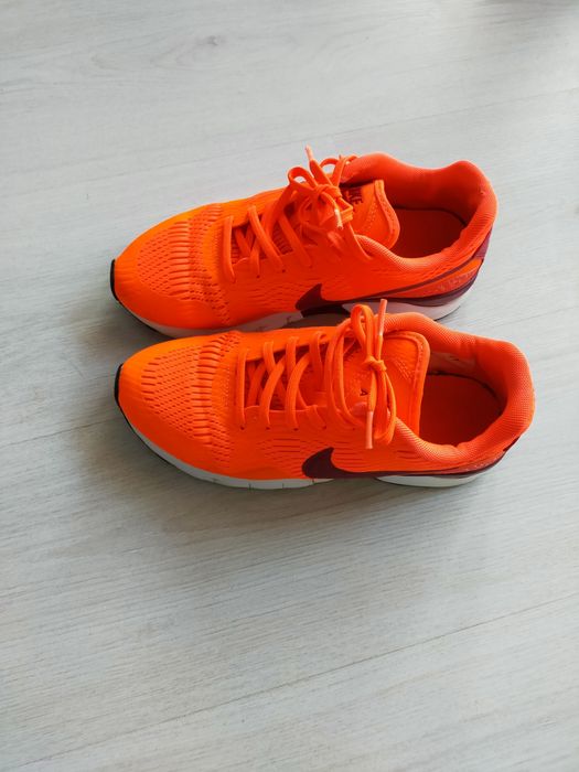 Спортни маратонки Nike.