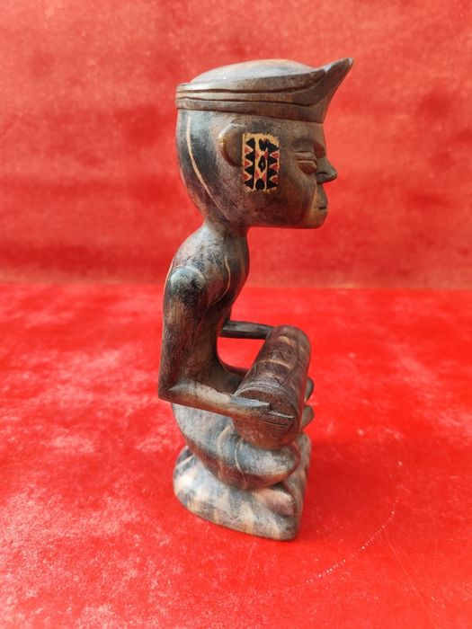 Statuie din lemn