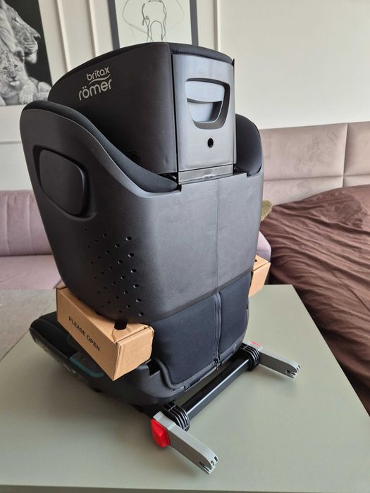 Ново детско столче Britax Römer Kidfix M i-Size BR (3.5 - 12год) с ISOFIX в черен цвят (Cosmos Black)