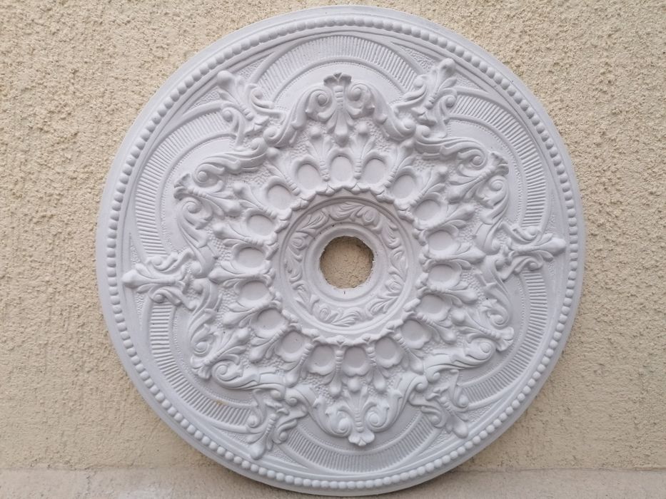 Ornamente din ipsos /stucatură ,coloane ancadramente  ferestre