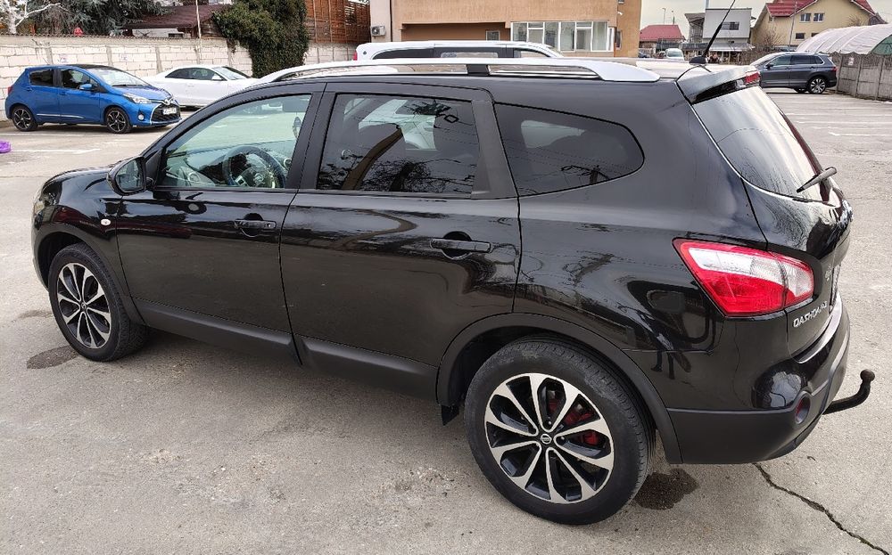 Nissan Qashqai , 4x4 , panoramic , camera 360 , 7 locuri , navigație