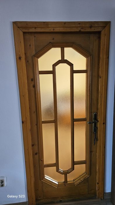 Usi din lemn masiv, lacuite