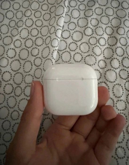 AirPods 4 cu anulare activă a zgomotului și caseta cu încărcare USB C și wireless