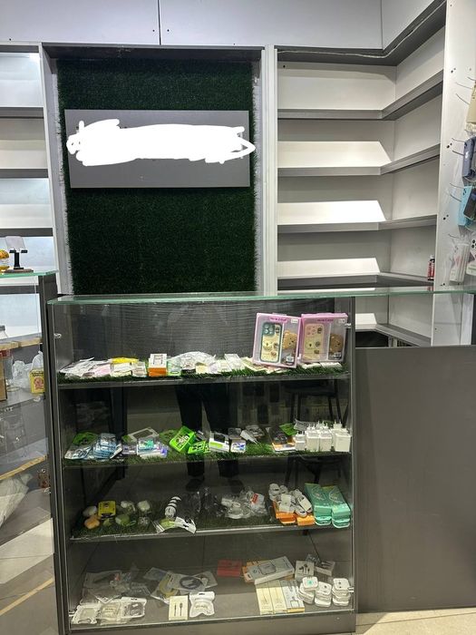 Vitrina po'lka sotiladi