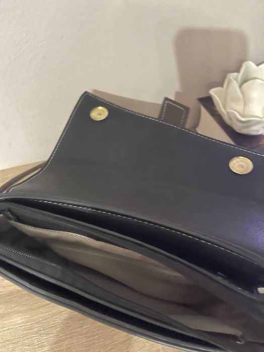 Малка чанта с къса дръжка