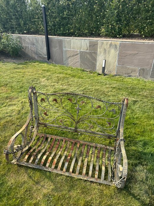 Декорация за вашата градина- люлка ковано желязо и столове с маса