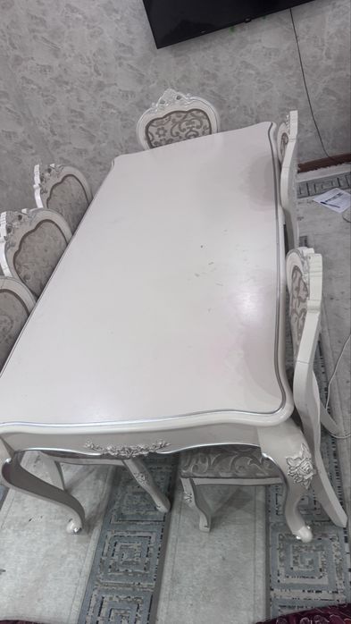 Продам стол для гостинной можно и стульями