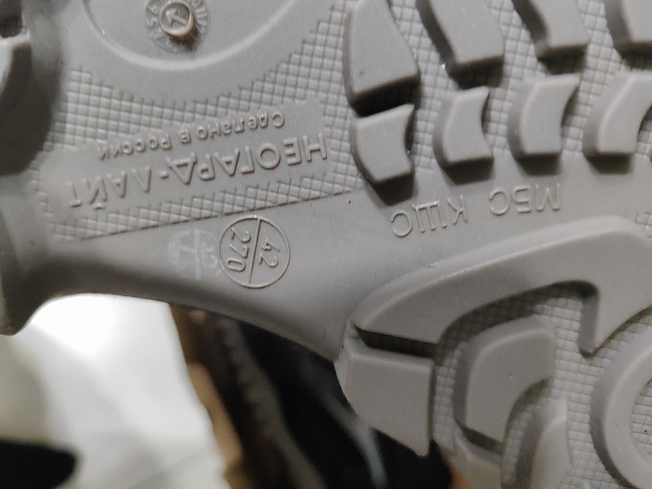 Продам демисезонные спецботинкм