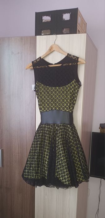 Дамска рокля.Отговаря на S/M размер. Цена-7,50 евро.