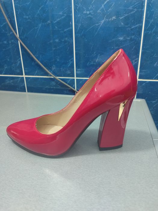 Продам шикарные красивые красные туфли