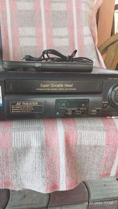 Два телевизора и два видеомагнитофона